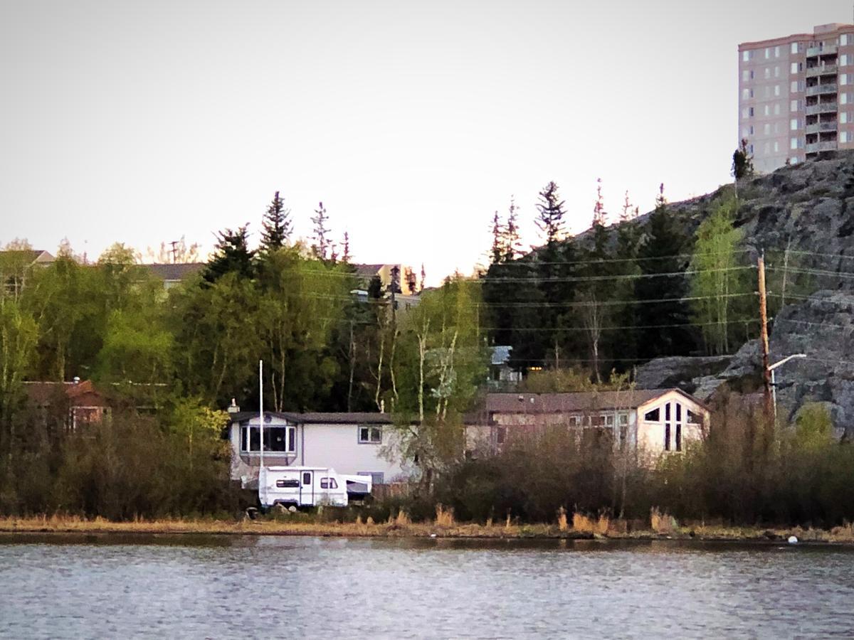 Mabuhay Lakeside Manor Bed & Breakfast Yellowknife Eksteriør bilde